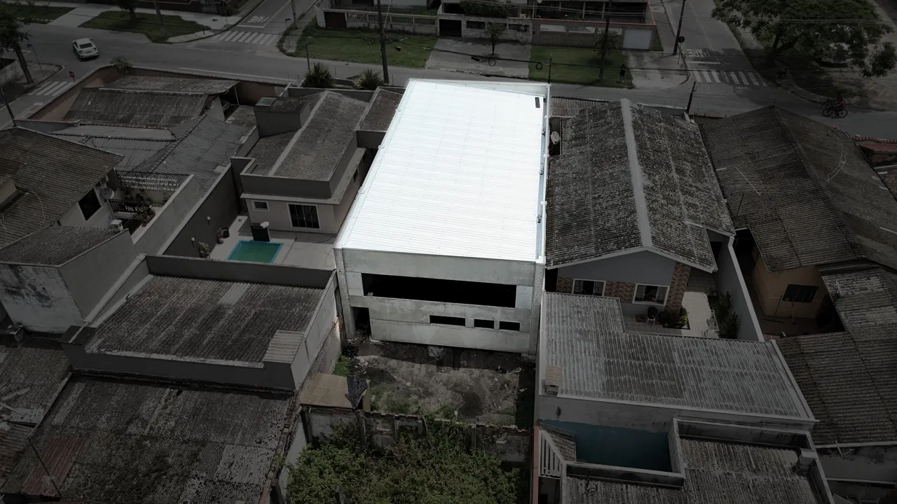 Vista aérea de prédio com cobertura instalada — FJK Construtora