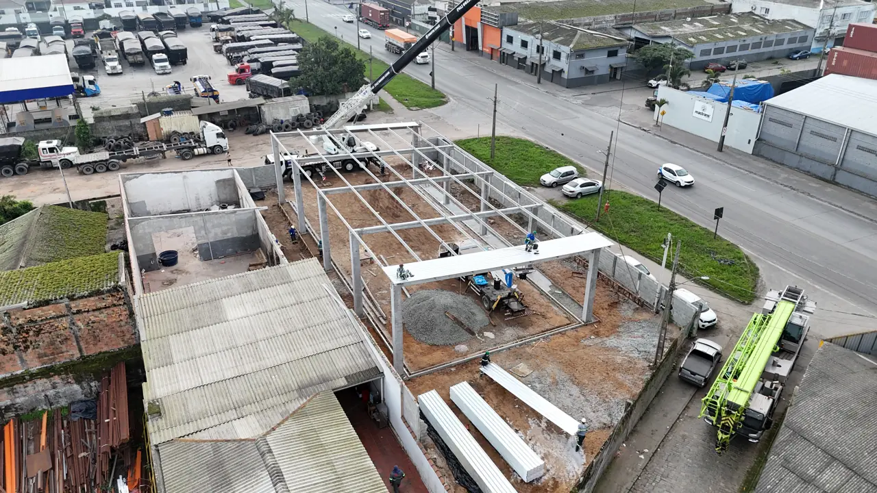 Montagem da estrutura de um galpão — FJK Construtora