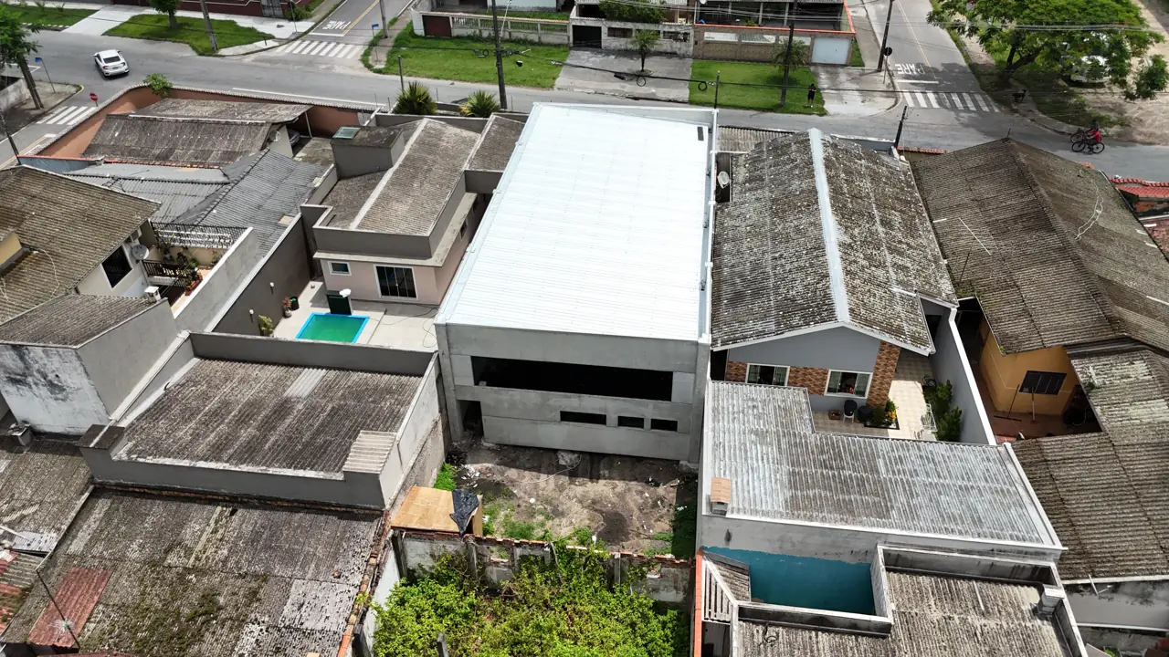 Vista aérea de prédio com cobertura instalada — FJK Construtora