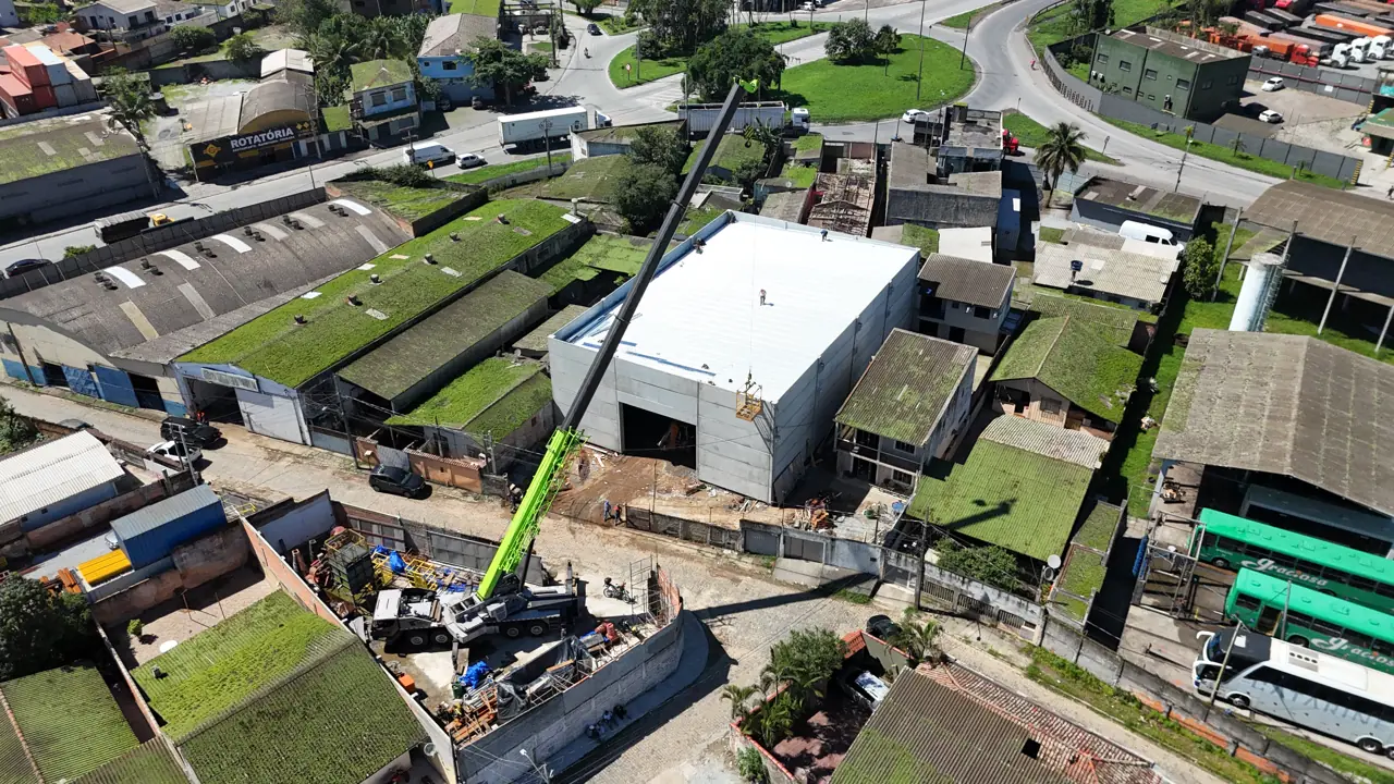 Galpão com fechamento e cobertura em execução — FJK Construtora